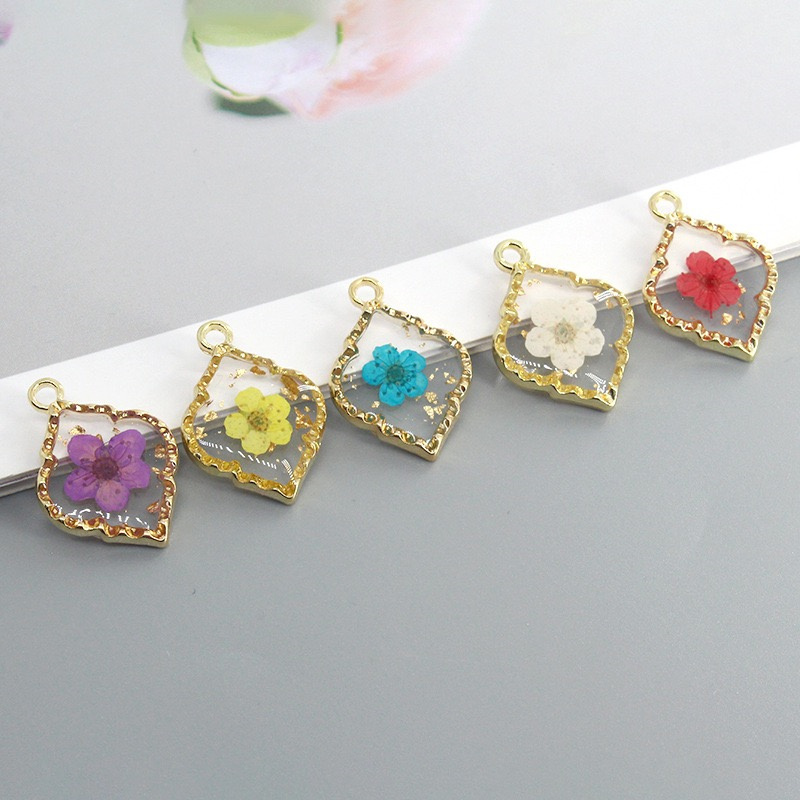 무료 배송 30 개/몫 컬러 꽃 코어 기하학 마름모 모 - Men Accessories Locket 리뷰 및 가격