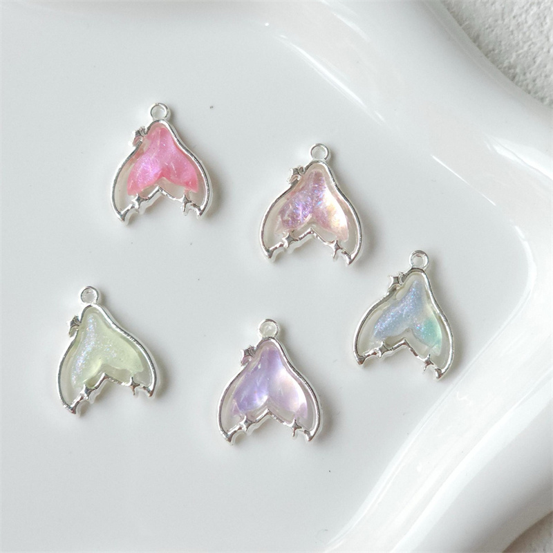 2025 최신형 100개/묶음 컬러 레진 코어 만화 꼬 - Men Accessories Locket 리뷰 및 가격